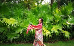 男朋友前面的头特别大